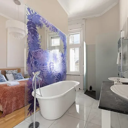 Velvet & Marble Elegance W Balcony Nr Synagogue Apartment *